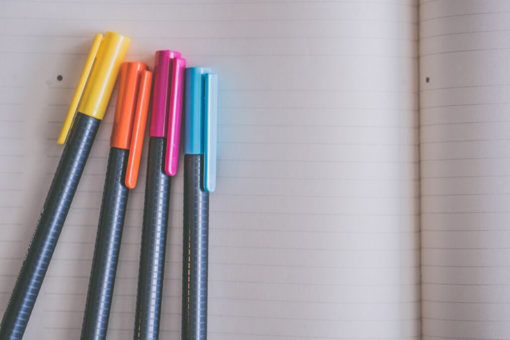 canetas-coloridas-e-caderno