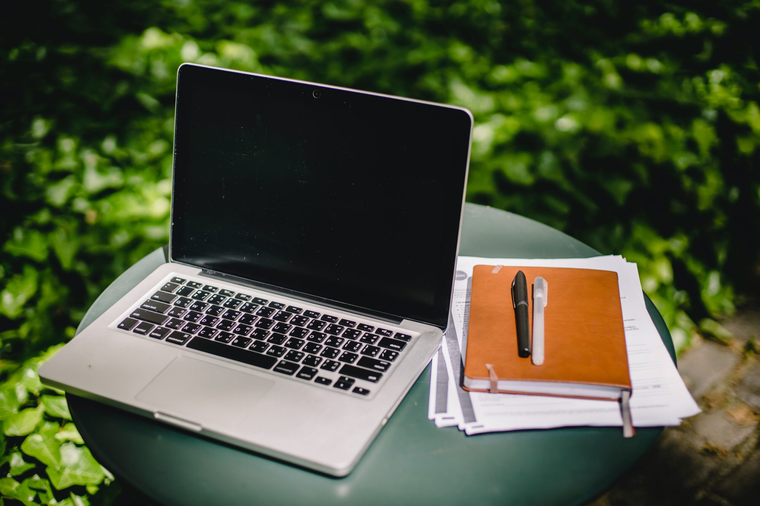 laptop-folhas-e-caderno-para-escrita